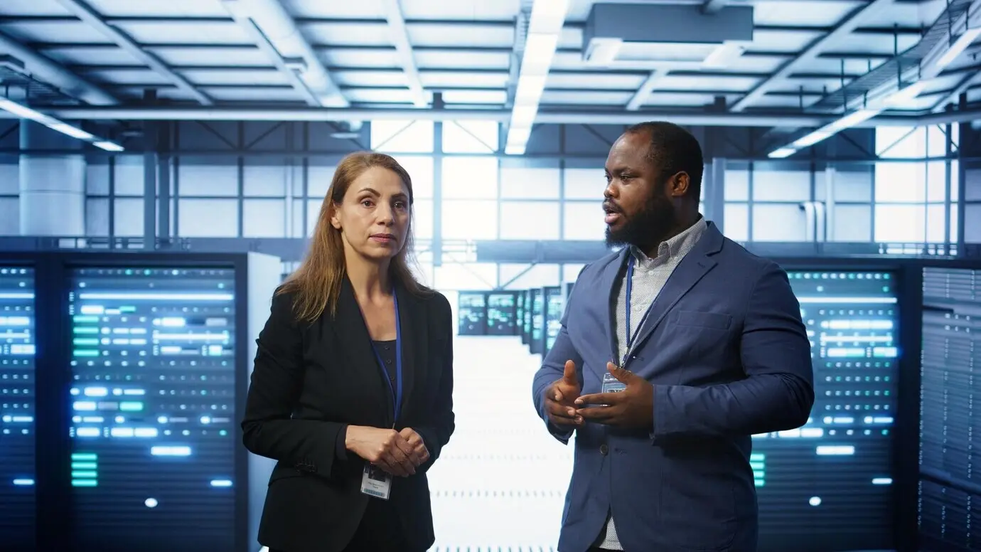 Инженер и коллега работают над защитой серверов с помощью технологий дополненной реальности.