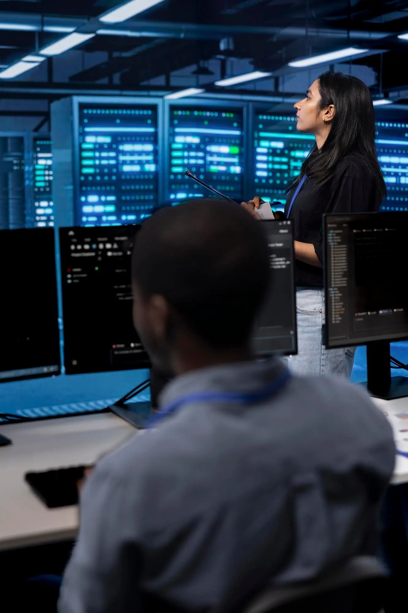 Менеджер в серверном хабе с помощью компьютера выявляет ошибки конфигурации брандмауэра.